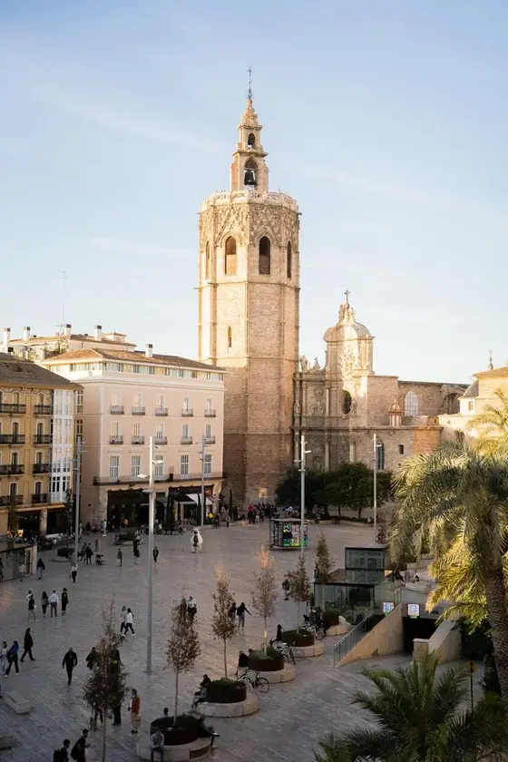 La catedral de Valencia vista desde una calle del centro